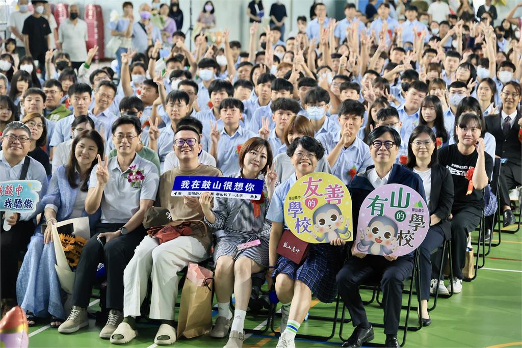 快新聞/出席鼓山高中畢典 陳其邁超夯:學生邀拍照、簽制服「來者不拒」