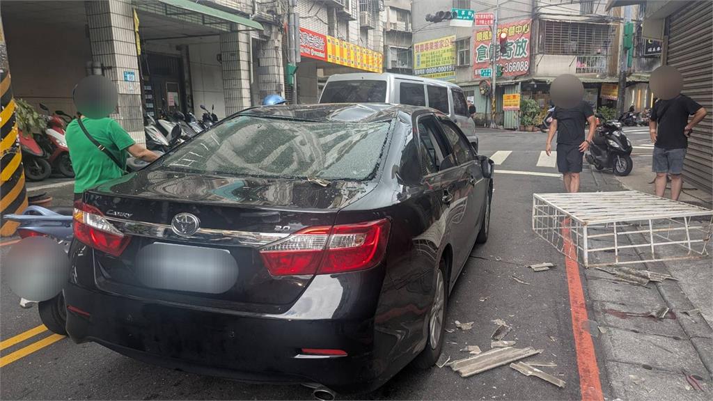 快新聞/驚悚!中和工人安裝窗不慎墜樓 樓下轎車慘遭砸