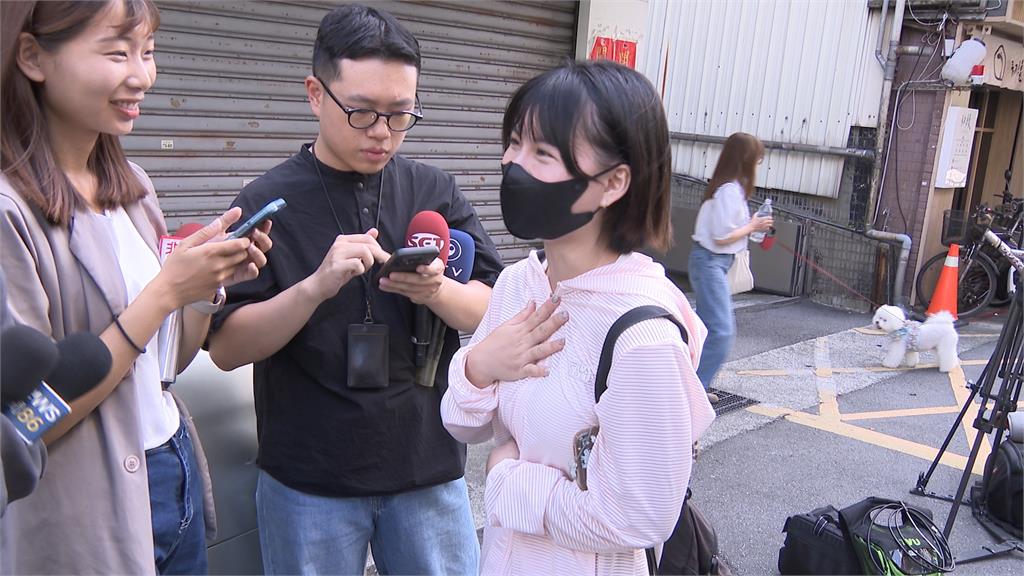 外拍模特疑遭尾隨! 拿起手機自拍「意外拍到詭異男」