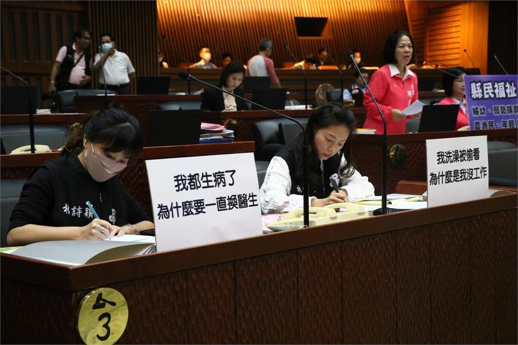 宜蘭女消防員洗澡被偷窺！綠議員舉牌聲援　國民黨男議員竟批「為什麼不鎖門？」