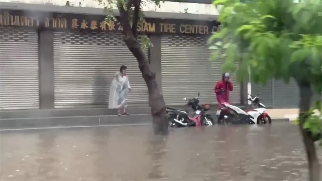 暴雨襲泰國! 曼谷街道積水逾1公尺「癱瘓交通」