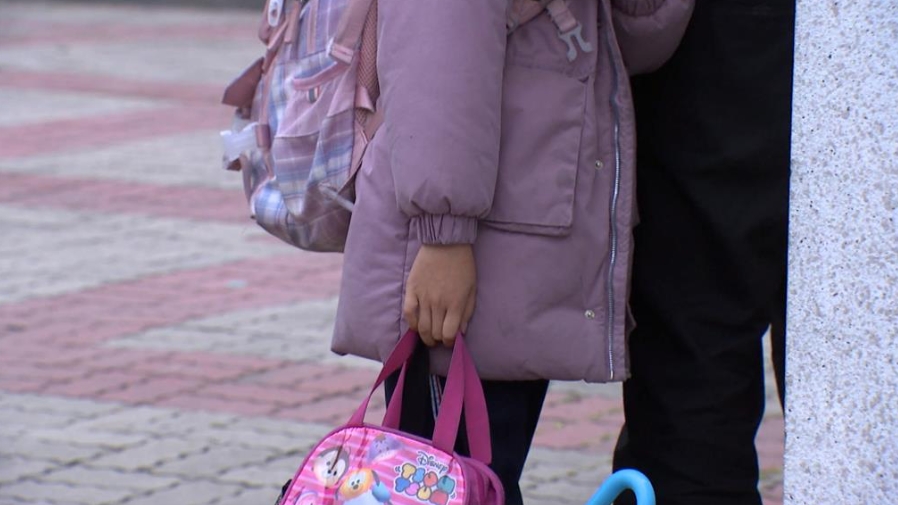 「把4個月弟弟塞進書包」找到了!三姊弟失散10年終於再重逢