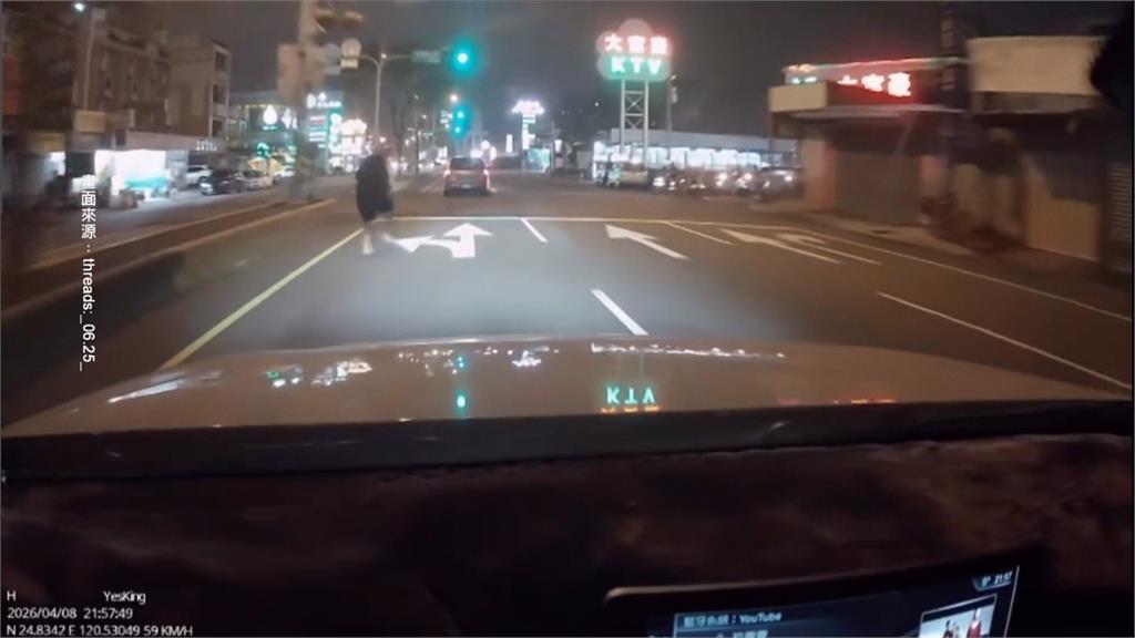 街頭上演警匪片！通緝犯棄車逃逸　跑給警察追險釀撞