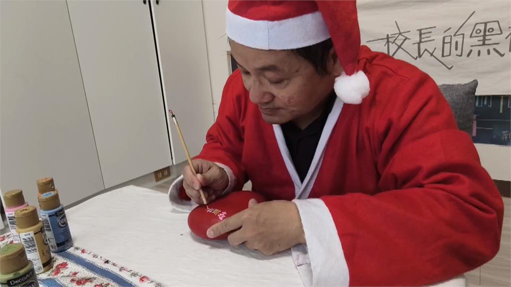 苗栗「石頭校長」擅長彩繪石頭 送上耶誕與蛇年雙祝福