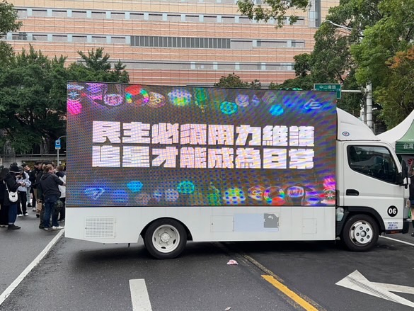 快新聞/「卡車抗議」真的來了! 怒喊:追星人瘋起來就沒有賣國賊們什麼事了