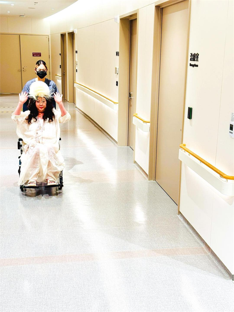 67歲陳文茜抗癌赴台大醫「坐輪椅當飛鳥」！她親揭驚人現況：歲月易逝