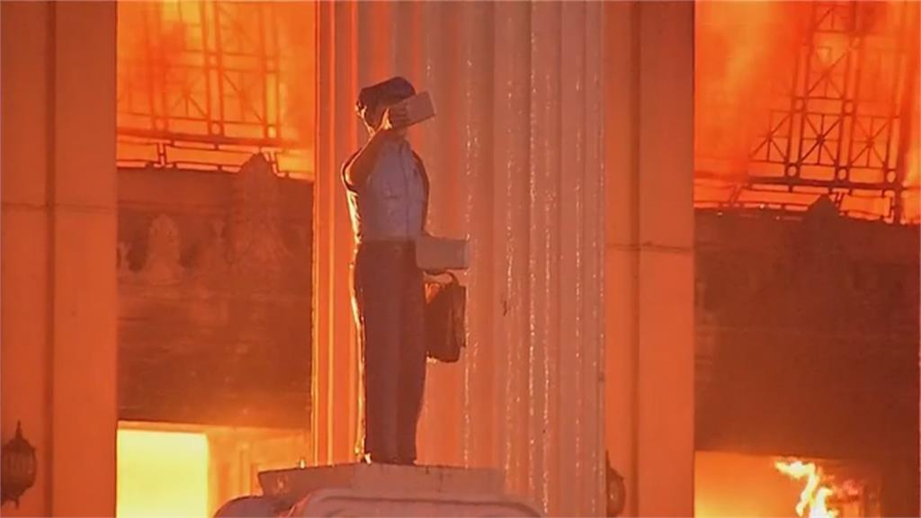 菲律賓百年古蹟爆火警　馬尼拉郵政總局狂燒逾7小時