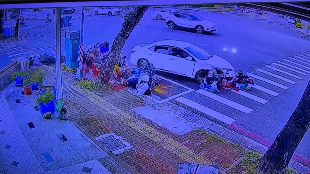 高雄73歲駕駛違規右轉 高速衝待轉格撞8車1死8傷