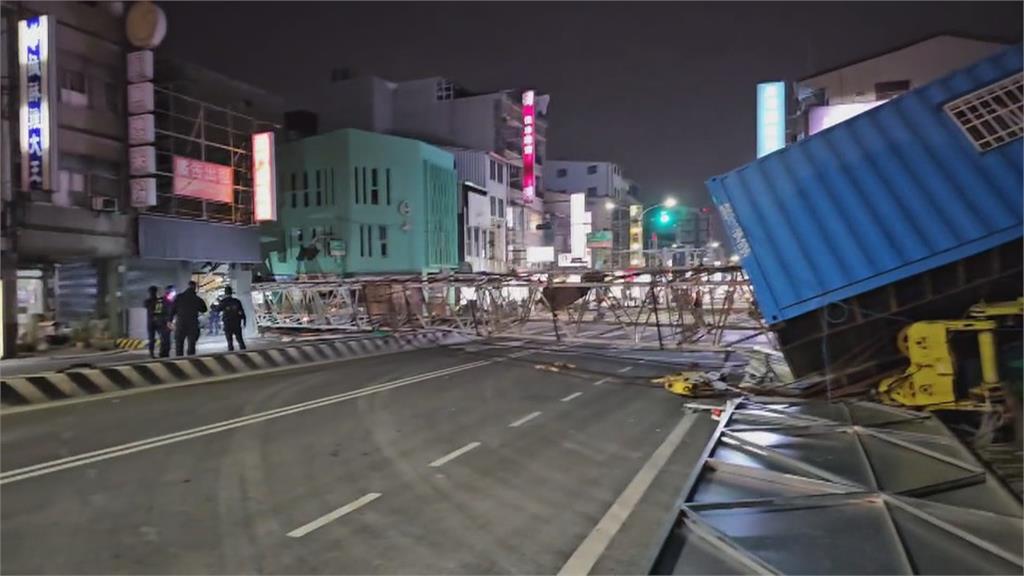 台南天坑吞噬小貨車　救援吊車也出事倒塌重摔馬路