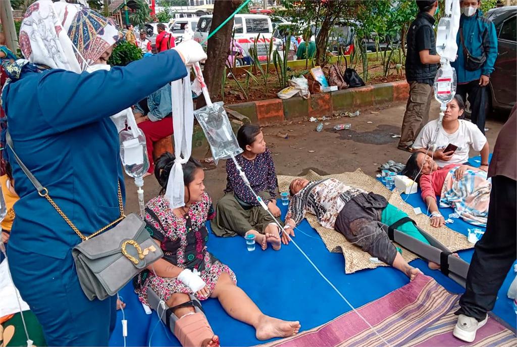 印尼爪哇規模5.6地震「醫院倒塌」　已知至少46死、700傷