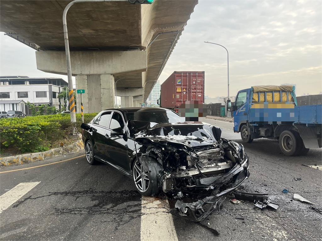 高雄鳳山小貨車疑沒注意　高速對撞對向來車　貨物噴飛一地