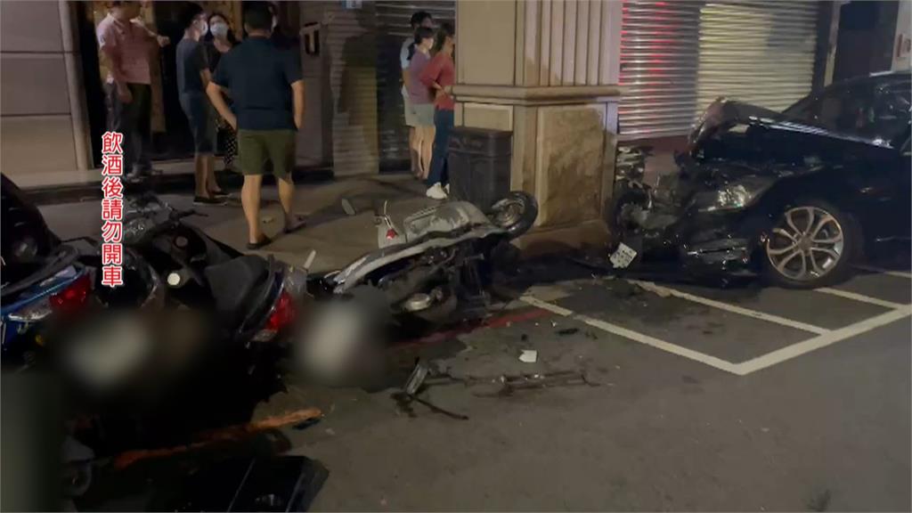 男酒駕拒檢加速逃 失控自撞騎樓波及11車