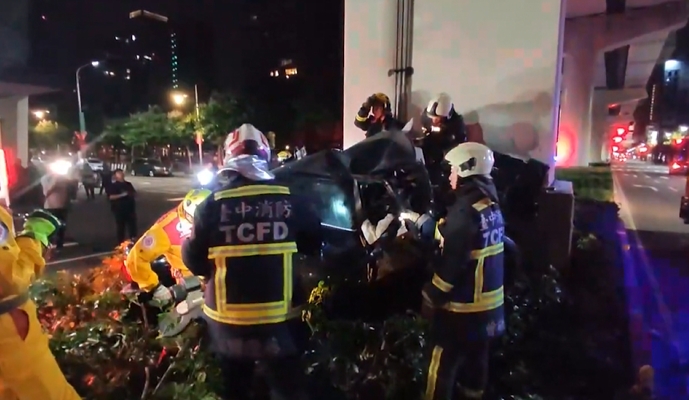 台中凌晨死亡車禍! 過彎猛撞「中捷柱體」駕駛身亡