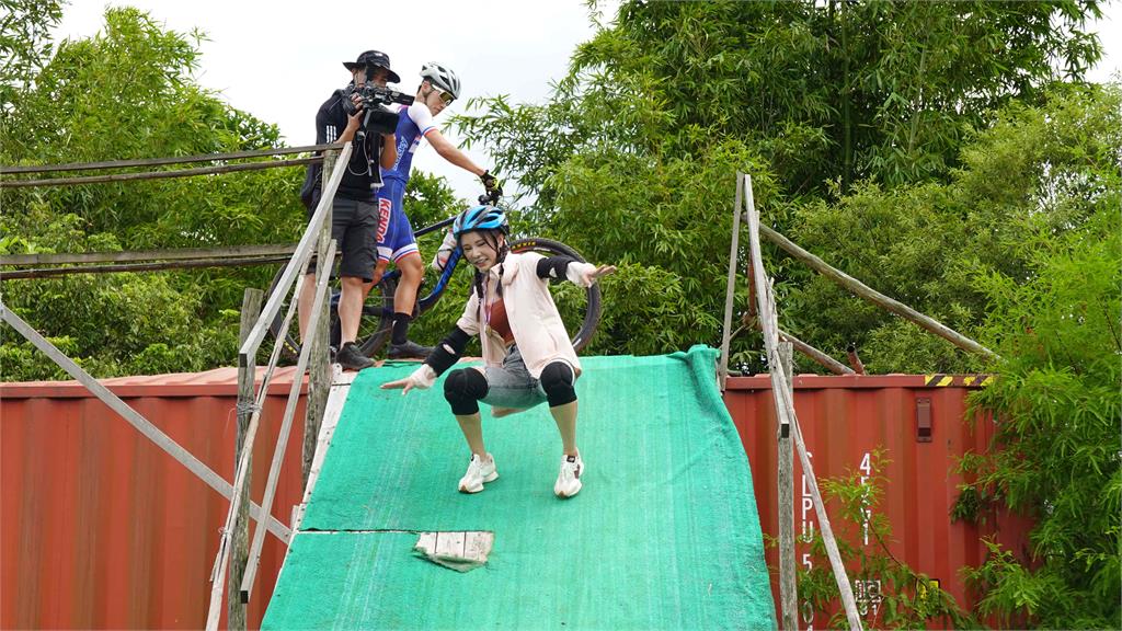 《綜藝新時代》體驗「人體腳踏車」!阿翔頭放到浩子「害羞的兩腿間」