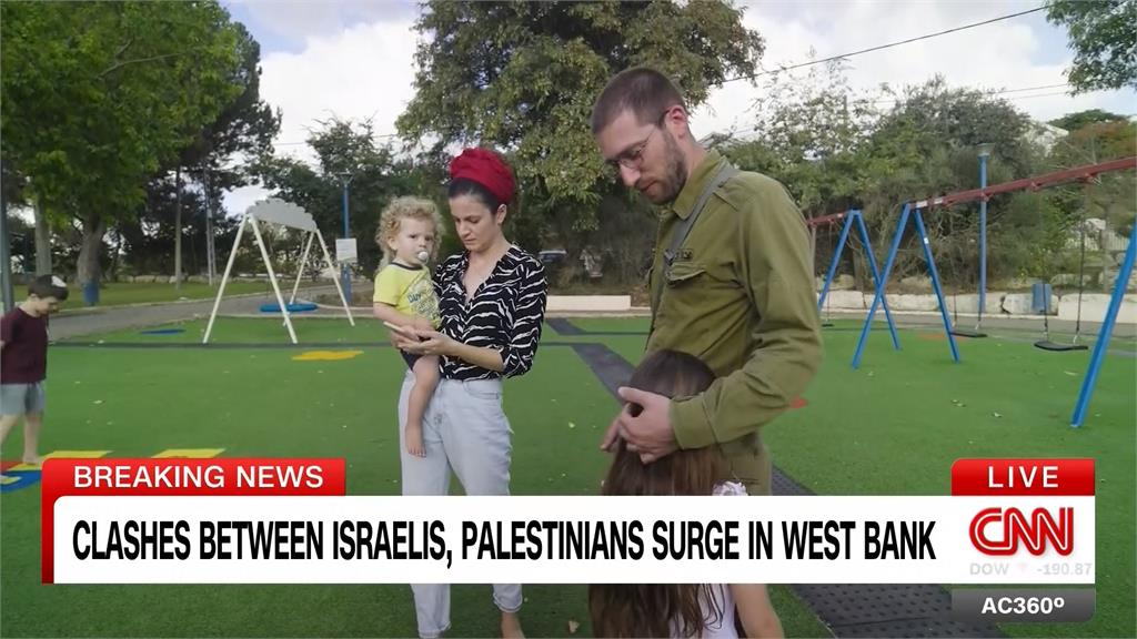 以哈戰火屯墾區更緊張　以色列爸爸「背槍」公園帶兒