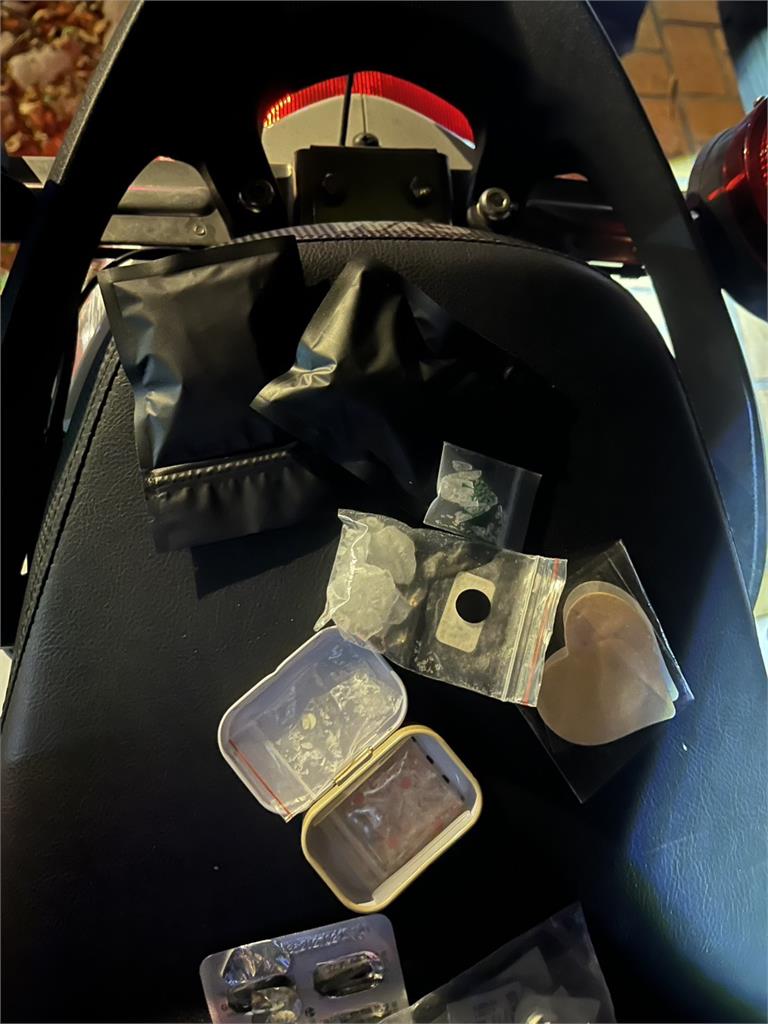 女騎士半夜違規稱「急探望母親」　警當場查獲毒品、毒駕送辦