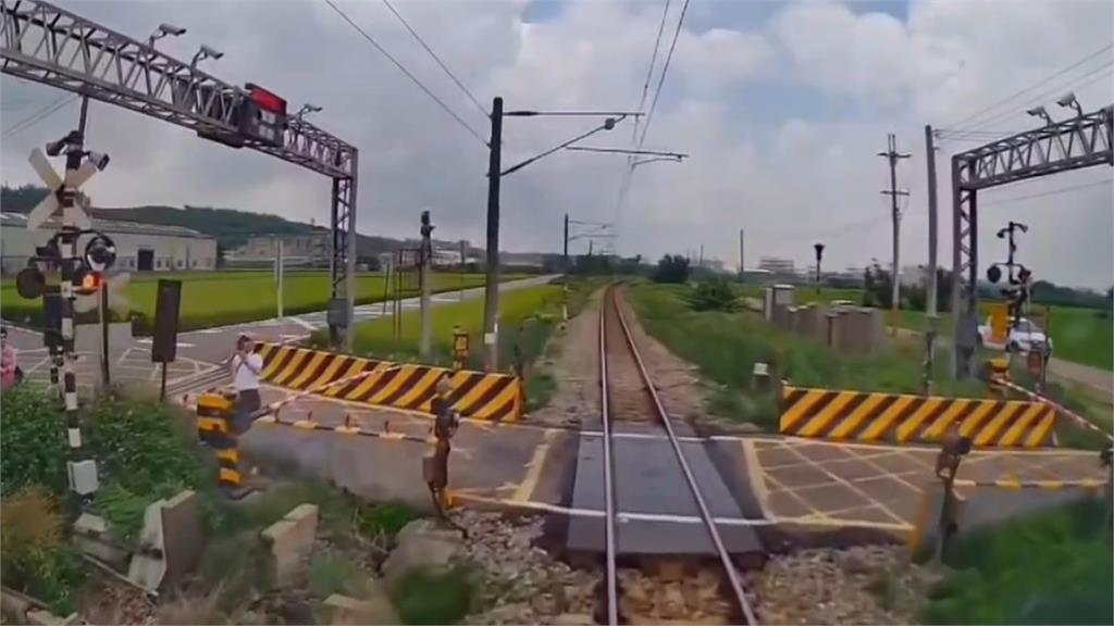 冠軍微笑列車將「卸妝」 遊客搶拍列車荷花照害煞停