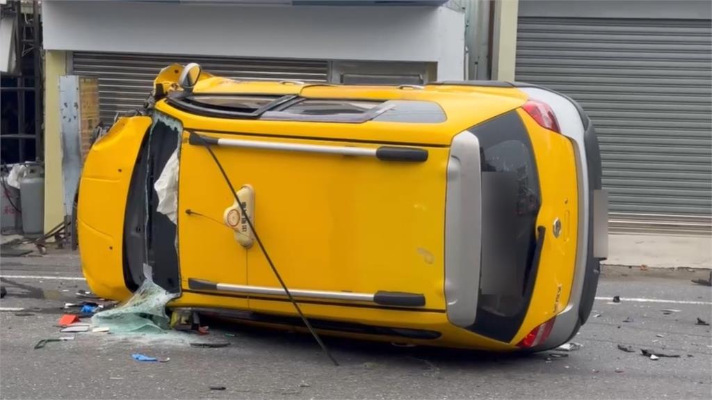快新聞/追撞8汽機車「90度側翻」! 台南計程車運將受困