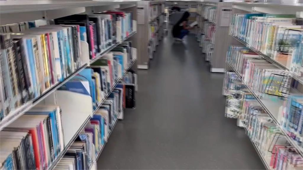 通緝犯大鬧林口圖書館！　「亮刀切水果」遭警驅離怒爆粗口