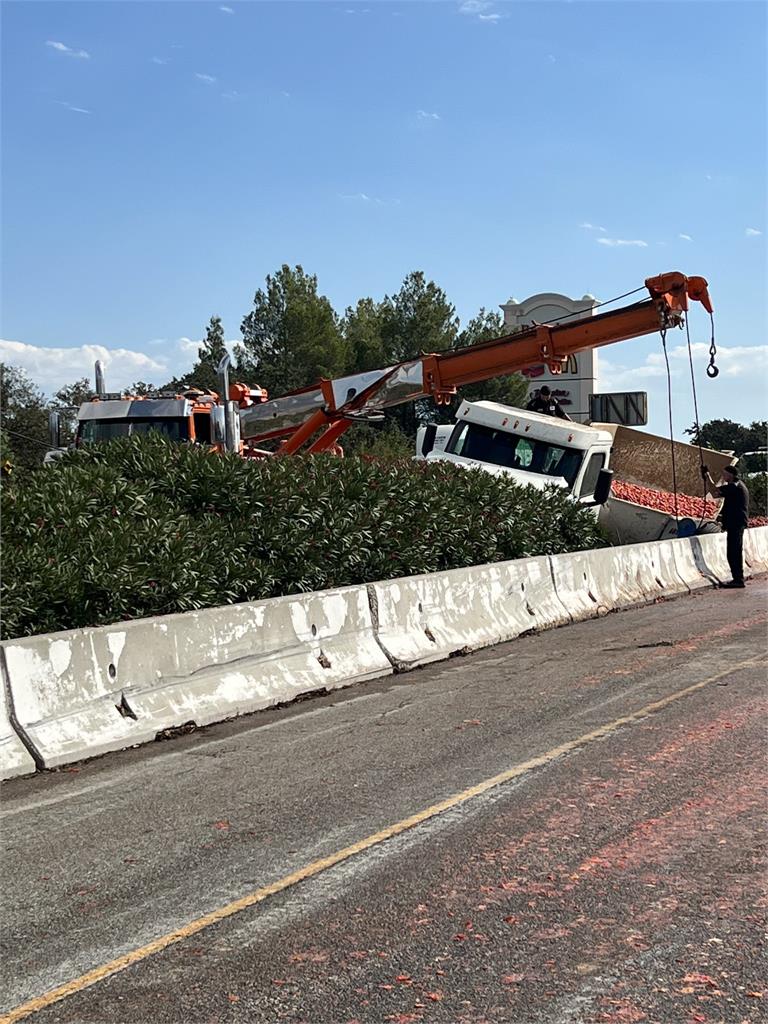 15萬顆番茄「跳車了」！卡車擦撞染紅加州公路花6小時才清完