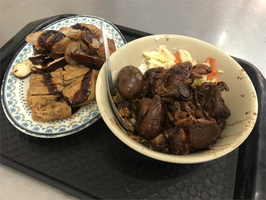 快新聞/趕緊的!台北名店「鄭記豬腳飯」準備歇業 人潮湧現畫面曝光