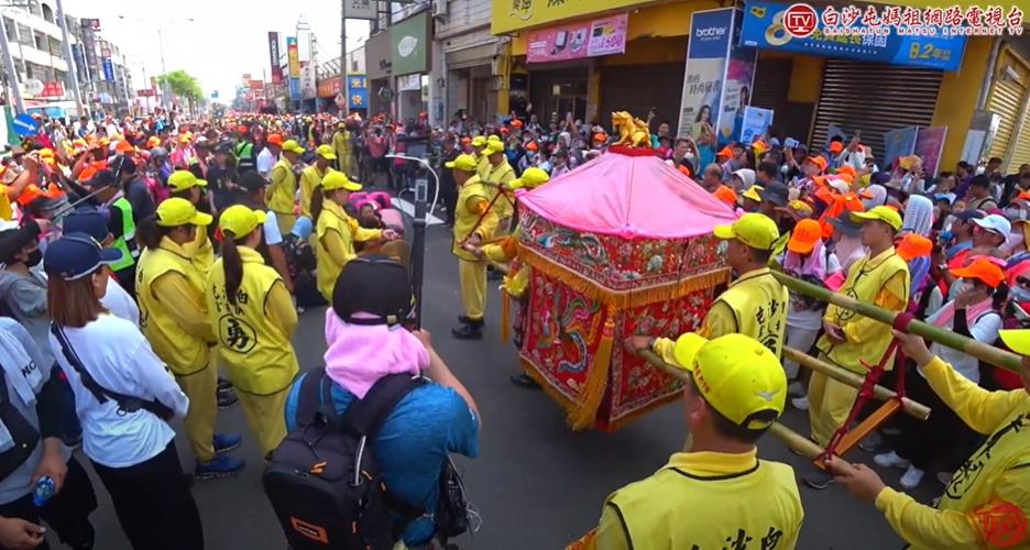 媽媽跪地哭喊盼獲「庇佑」!媽祖鑾轎停留「40秒」奇蹟一幕惹全場鼻酸