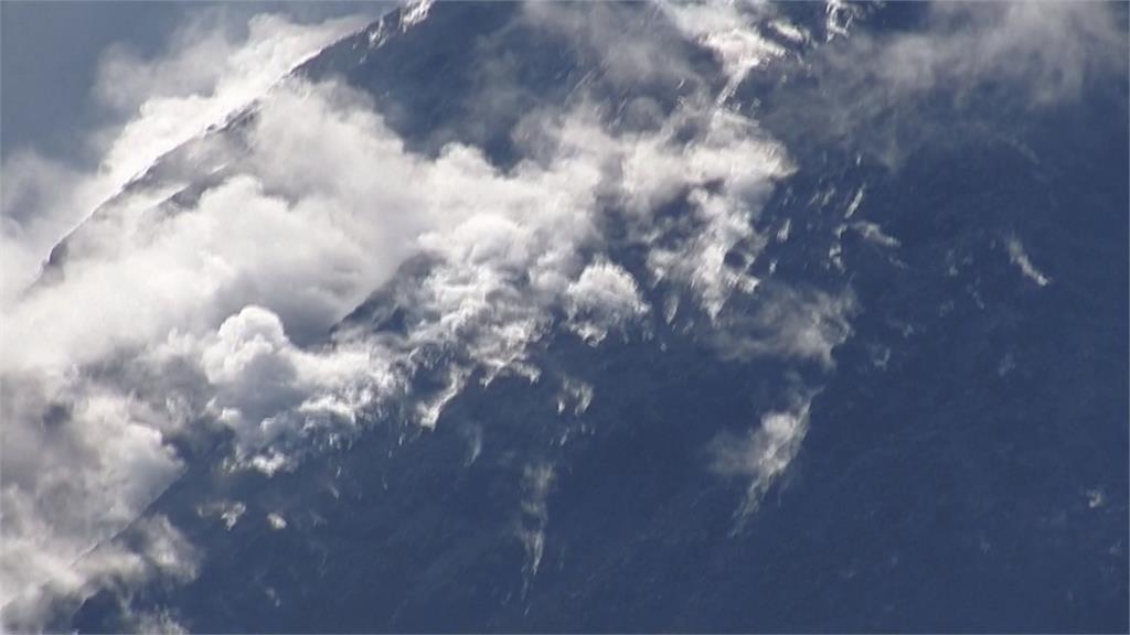 火山灰直衝8千米高空 印尼火山爆發打亂飛機航班