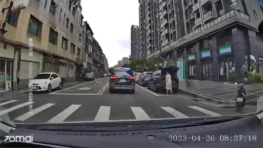 駕駛超警車被響笛攔下!稱沒違規 行車影片曝光 網一面倒挺警