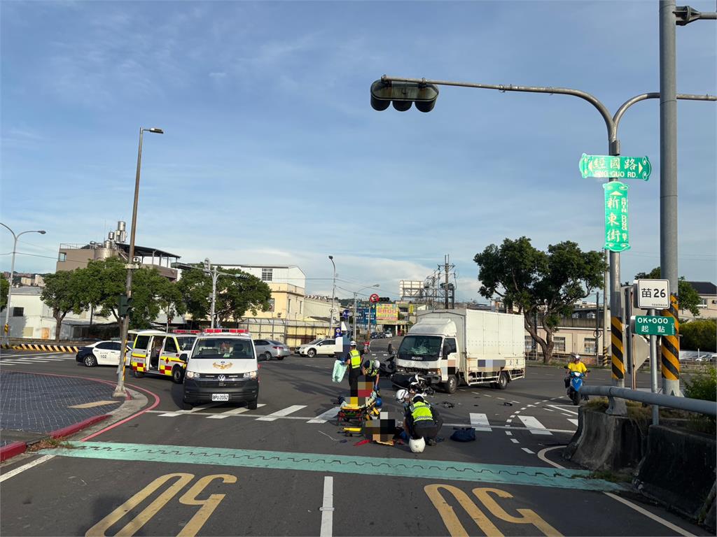 苗栗大貨車違規搶快左轉撞機車　騎士乘客「雙雙噴飛」