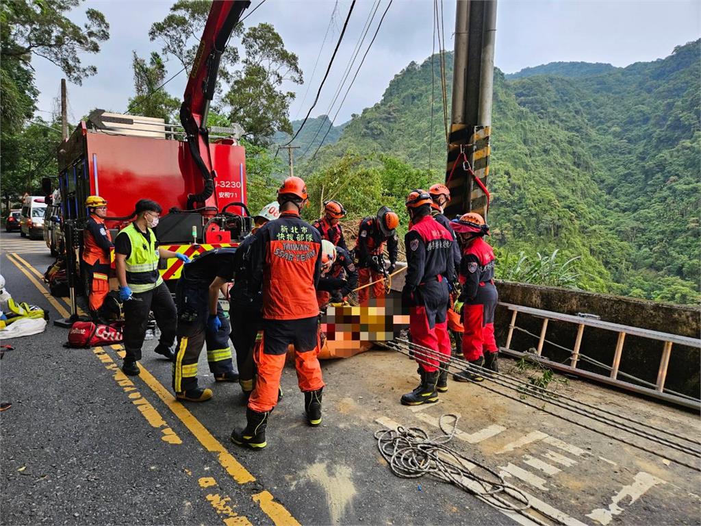 快新聞／北宜大貨車翻落山坡！駕駛被甩出車外　頭部撕裂傷、失去生命跡象