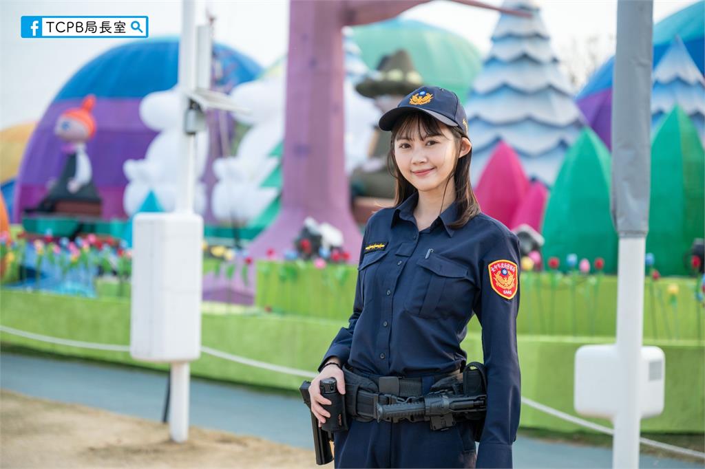 台中燈會交管「短髮警花」暴紅！側身合影「炸出巨大嚕嚕米」網狂看：太亮眼