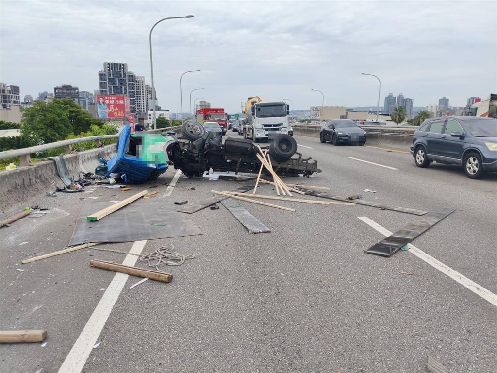 快新聞／不幸中的大幸！台74小貨車遭猛撞「翻車捲成麻花」　駕駛僅輕傷還能脫困