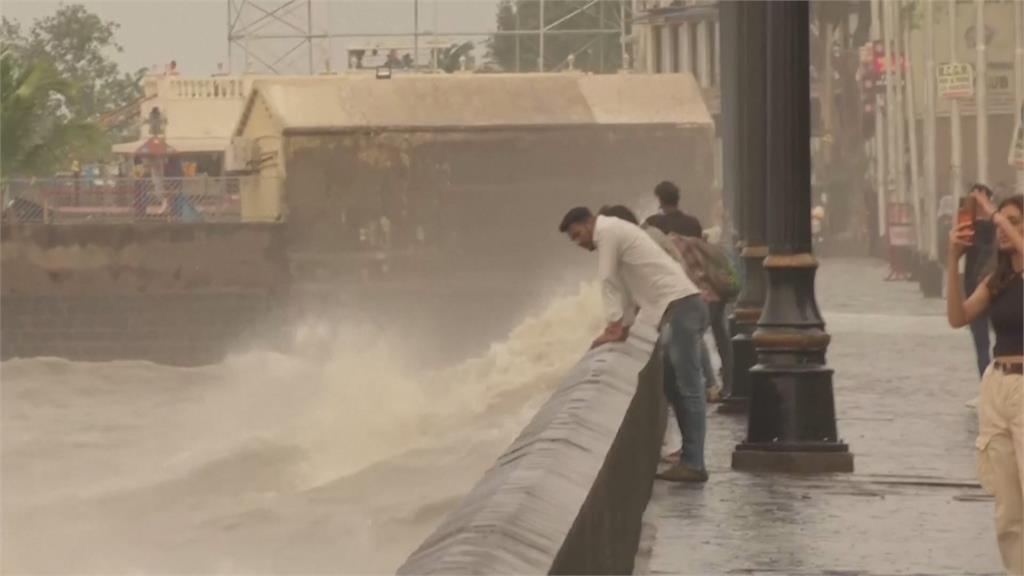 強烈氣旋來襲「浪比人高」　印度急撤離沿岸居民