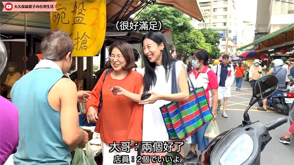 日女星逛台灣傳統市場被老闆熱情「贈送食物」　驚呼：真的很大方