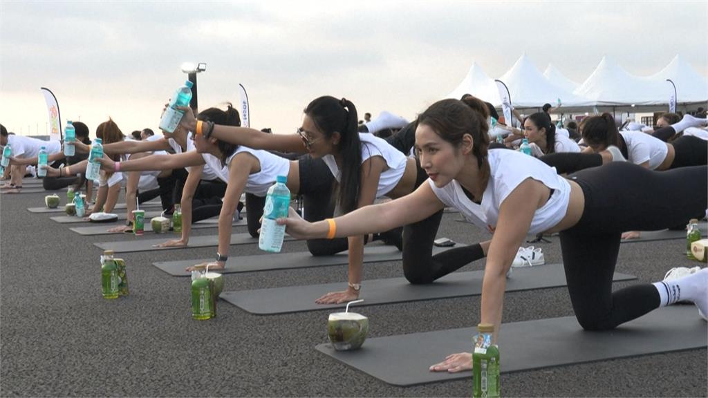 飛機從頭上飛過! 曼谷機場　「百人瑜伽」療癒登場