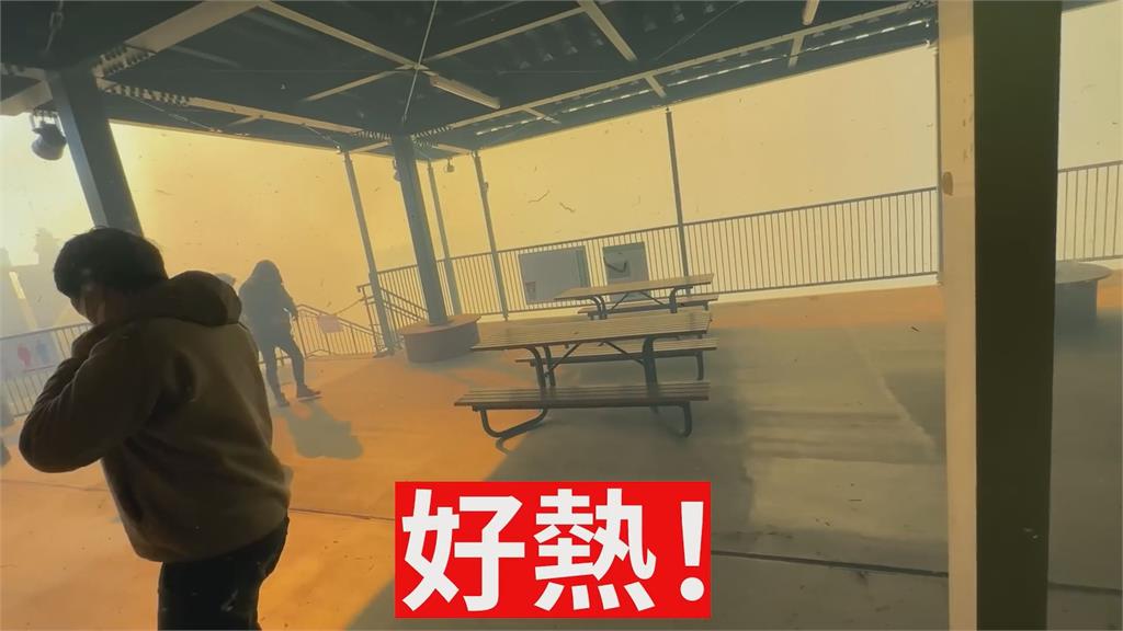 火燒山燒到觀景台!畫面一片橘紅 數十名遊客急撤離「衣服差點起火」