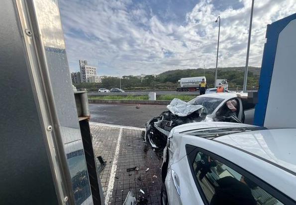 快新聞／又是楊梅休息站！青年男子疑輔助駕駛分心「連撞5車」　車頭全毀畫面曝光