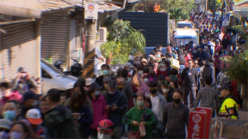 蔡總統初二關渡宮發福袋 滿滿人潮綿延超過500米