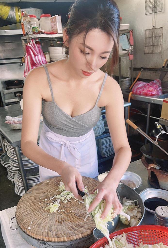 超正小吃店員穿小可愛炒飯做菜!店址曝光掀網轟動:看起來真香