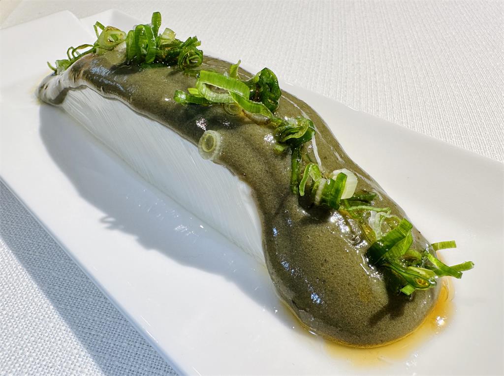 多圖/林百里揪黃仁勳「AI晚宴」19道料理全開箱!隱藏版包場菜單獨家揭密