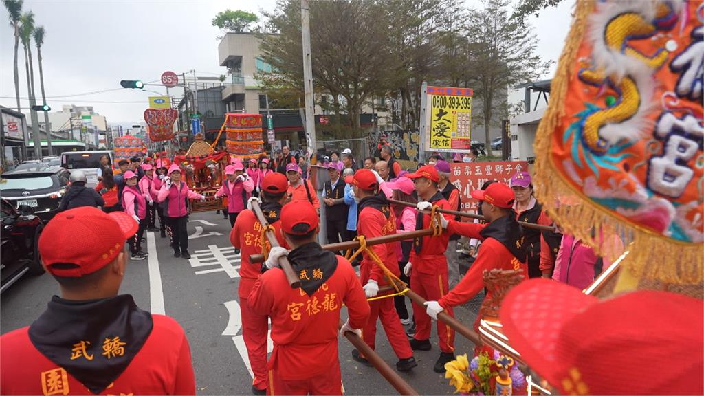 桃園龍德宮四媽祖遶境　「粉紅抬轎手」吸睛