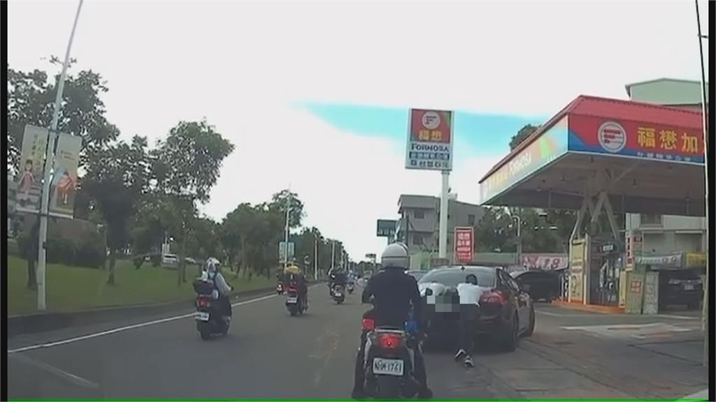 糗！千萬超跑落難卡路中　開到沒油不知道？警助推200米加油