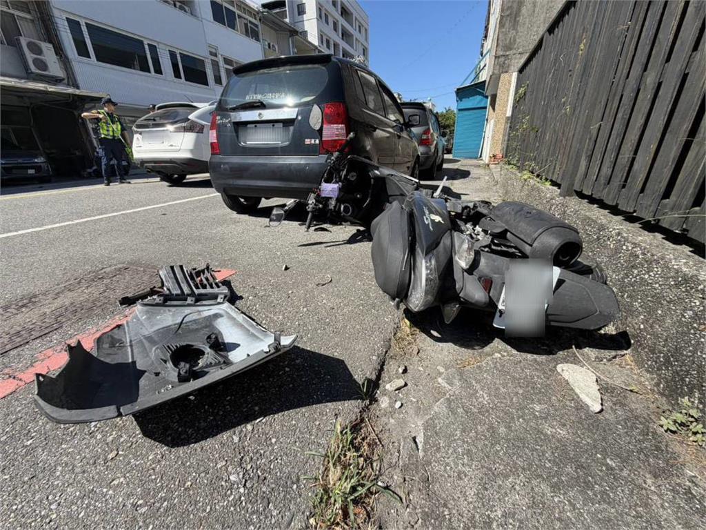 快新聞／奪命瞬間曝光！花蓮騎士買菜遇死劫　白車「沒減速」衝路口直直撞
