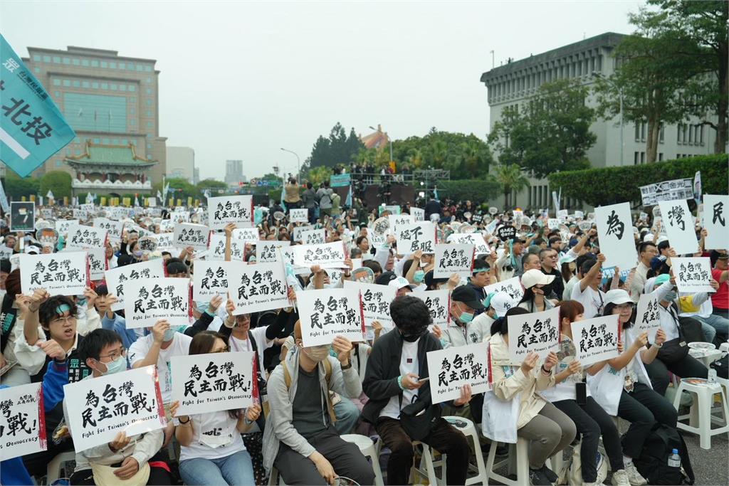 館長對著總統府怒嗆「出來回答我」！網喊「怪怪的」：賴清德在台南看棒球