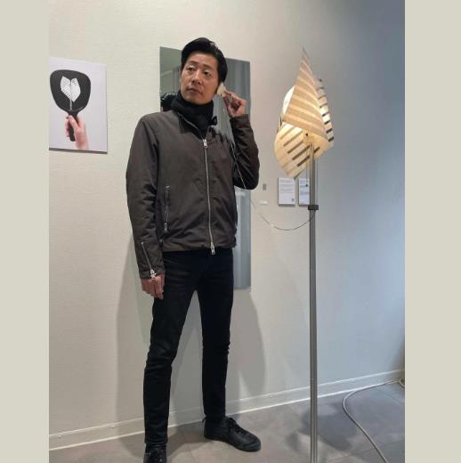現蹤芬蘭餐館「一頭亂髮」林昶佐又變了！化身「黑夾克長腿大叔」千人朝聖