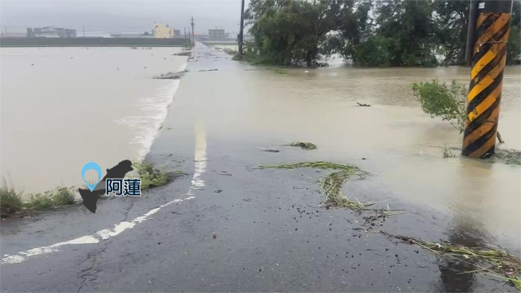高雄泡泥水中！水淹及膝一度封路　市府撤逾2千山區居民