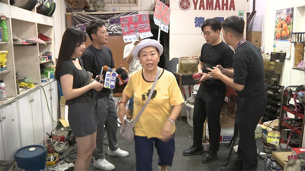 三重里長遭控欠債百萬　里辦前擺看板討債