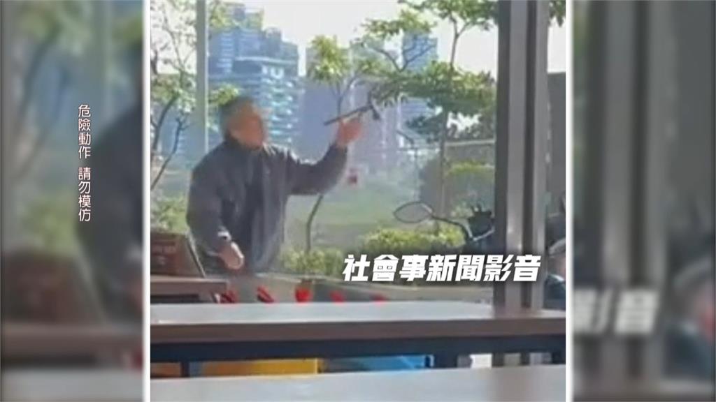 "斧頭幫"出沒淡水? 男子超商外揮斧砍空氣遭強制送醫