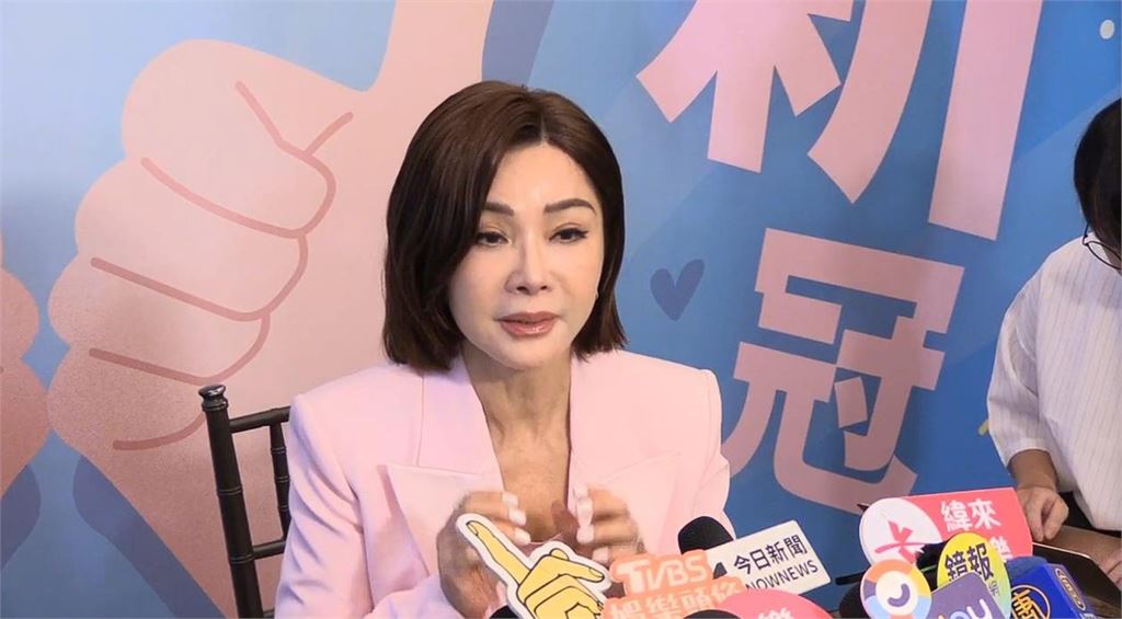 陳美鳳不甩中國「嗨喊2句國慶大表態」！放送辣照「激短裙猛上縮」網炸裂：最愛女神
