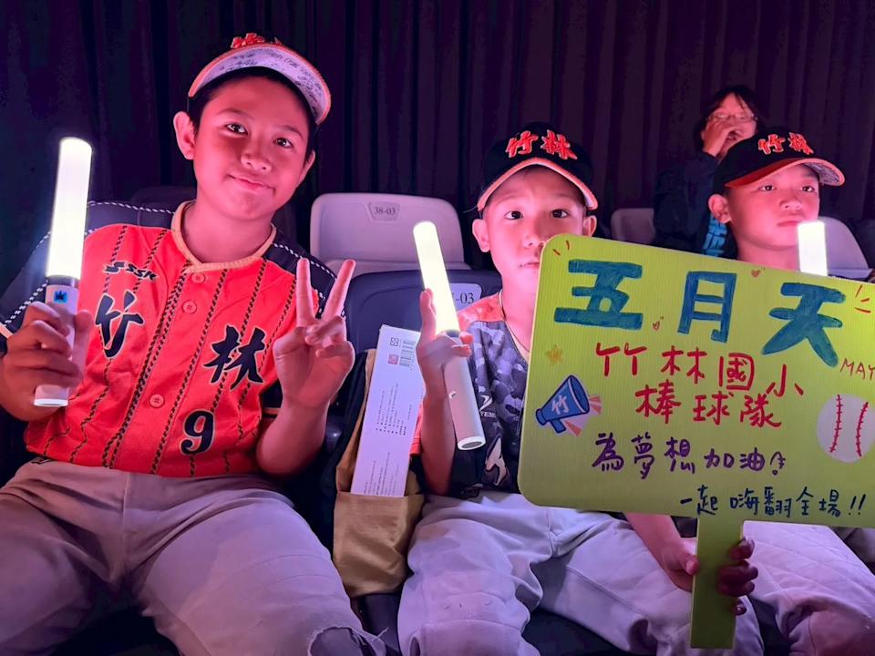 棒球／球芽小選手太幸福！五月天親邀大巨蛋看演唱會  阿信親上看台特別介紹